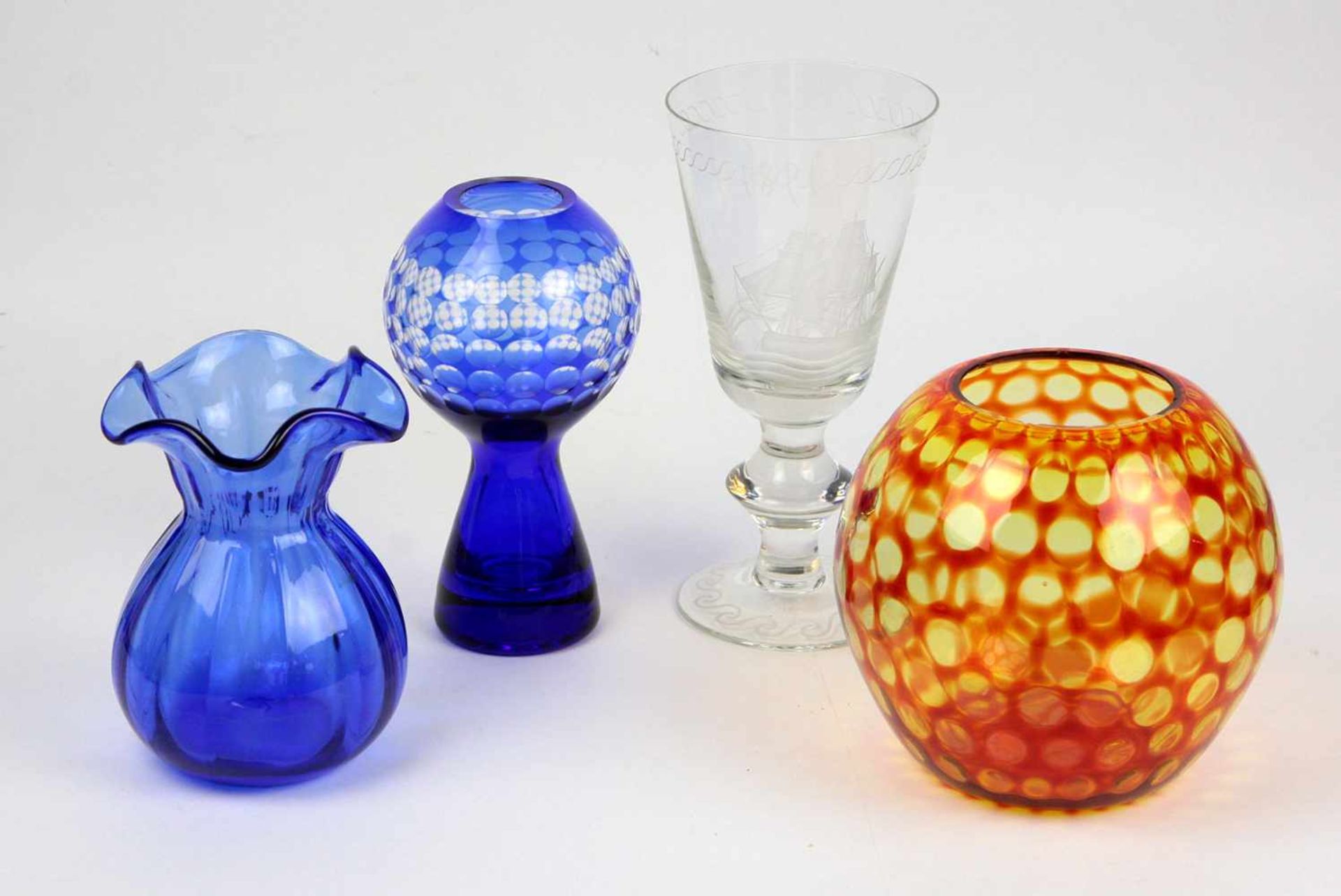 Posten GlasKristallvase mit blauem Überfang u. geschliffenem Linsendekor, blaue Melonenvase mit