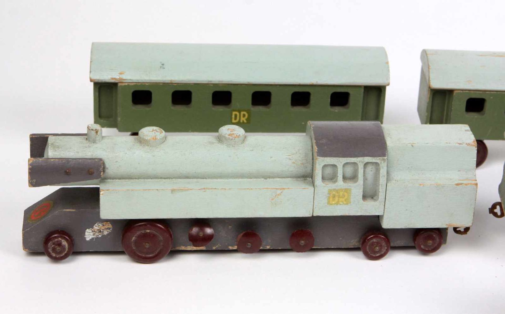 HolzeisenbahnHolz grün u. grau lackiert, Lokomotive mit 3 Personen- u. einem Gepäckwagen, Wagen je - Bild 2 aus 2