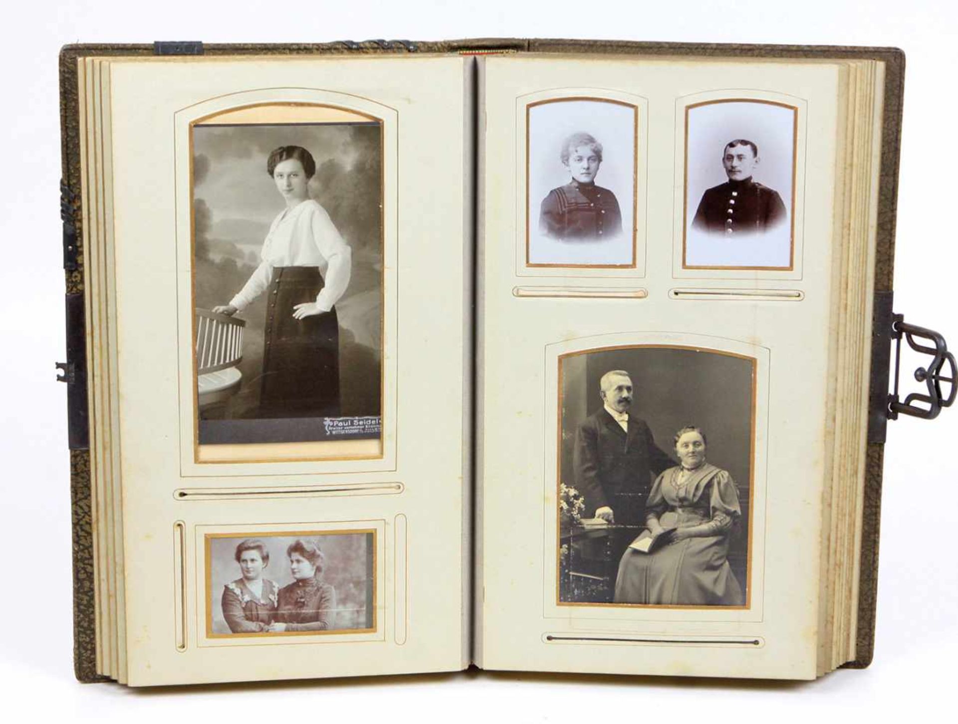 Photoalbum um 1900großformatiges Lederalbum mit Zierapplikation, starke Kartonseiten mit Goldschnitt - Bild 2 aus 2