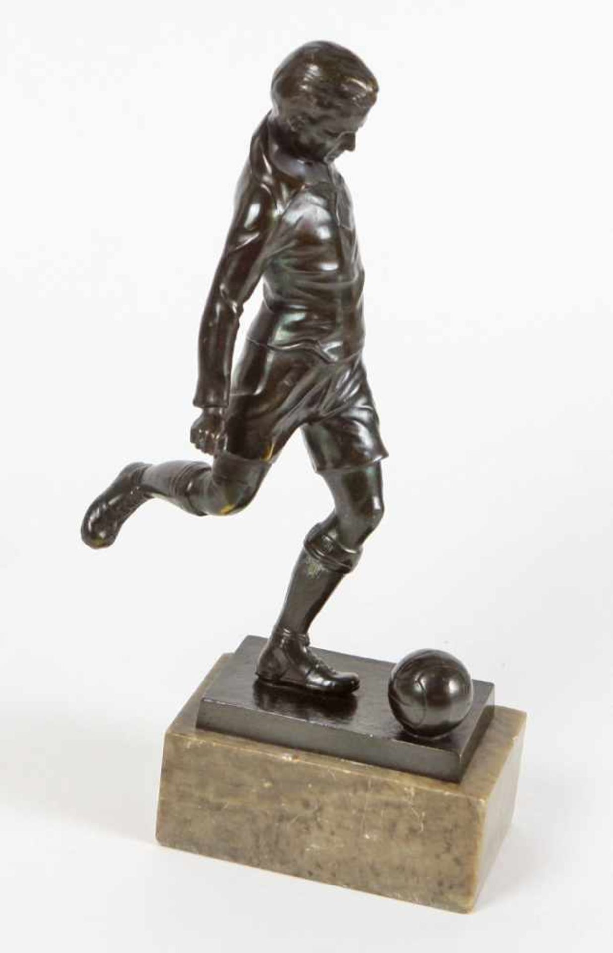 FußballspielerMetallguß bronziert, Darstellung eines Fußballers mit Ball kurz vor dem Schuss, auf