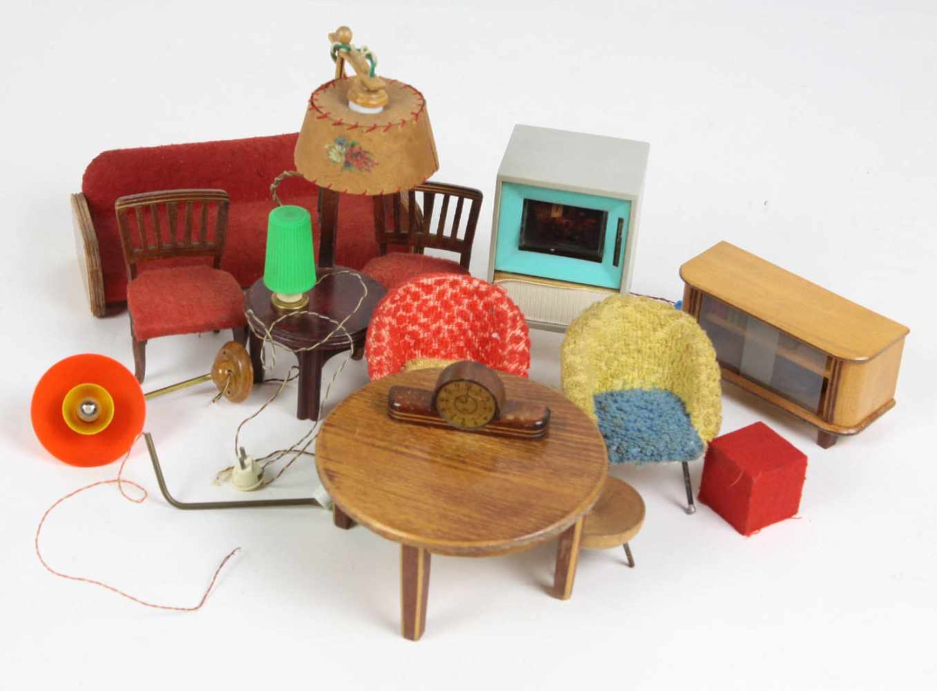 Posten Puppenmöbel 1950er Jahredabei Sofa, 2 Stühle, 2 Sessel, ein Tisch, Kunststoff Fernsehgerät,