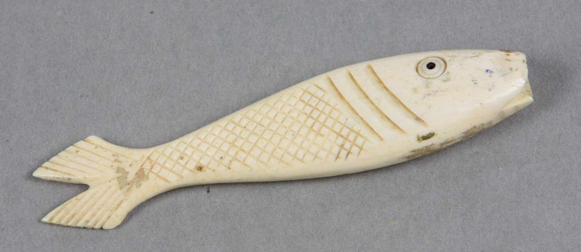 Fisch Netsukevon Hand beschnitztes Elfenbein, in Form eines Fisches ausgeführt, L ca. 10 cm, kleiner
