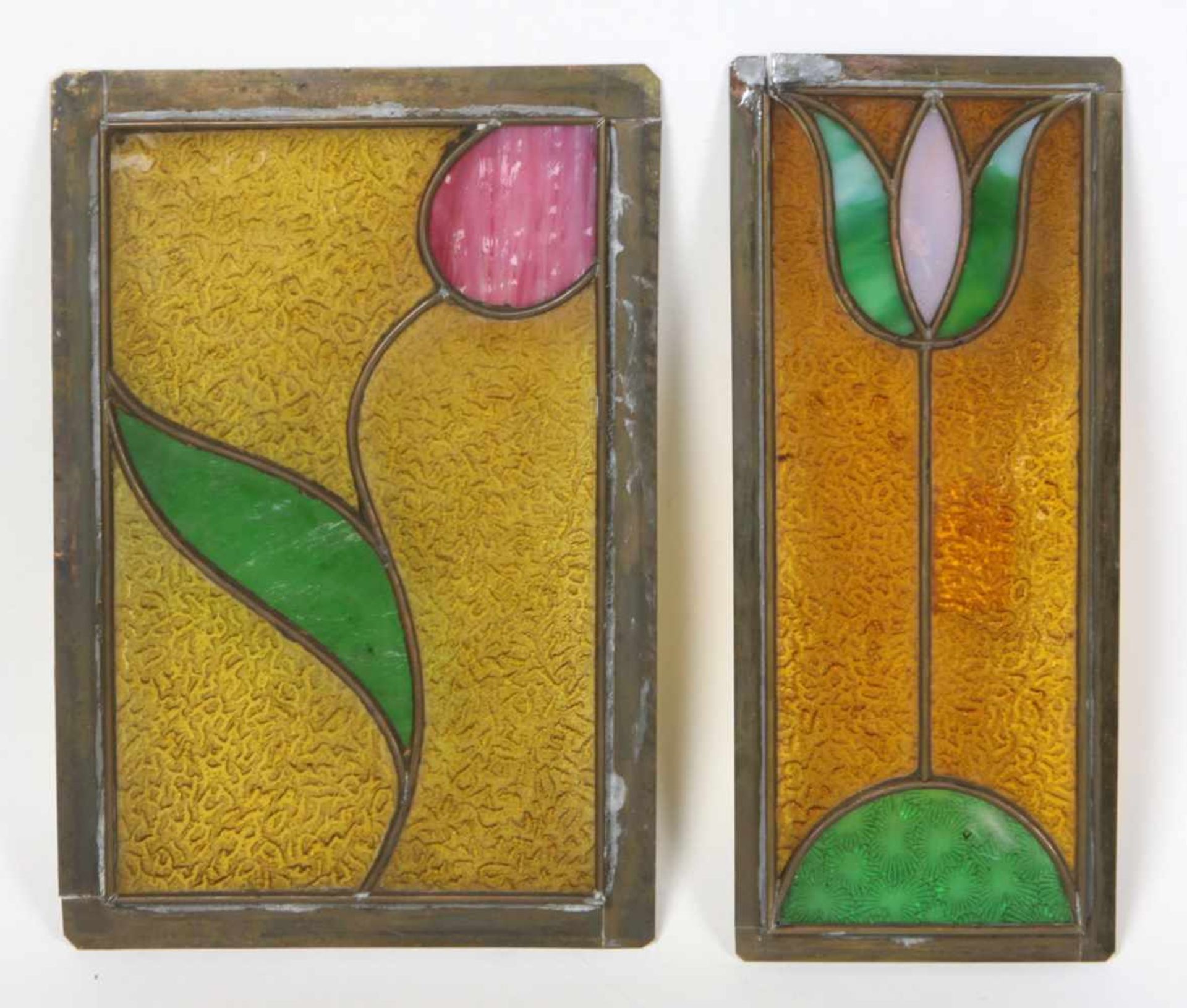 2 Zierglasscheibenfarbiges Glas mit 2 verschiedenen Tuplenblüten ausgeführt, ca. 17 x 25 cm u. 11