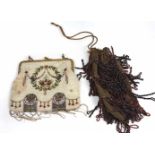 2 Perltaschen um 1920/30rechteckige Tasche mit Metallbügel, komplett mit farblosen sowie verschieden