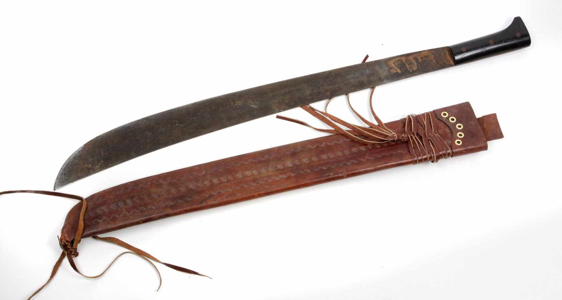 Machete mit Lederscheidegroße Eisenklinge von ca. 3,5 bis 5,5 cm breite, an kutzem schwarzem