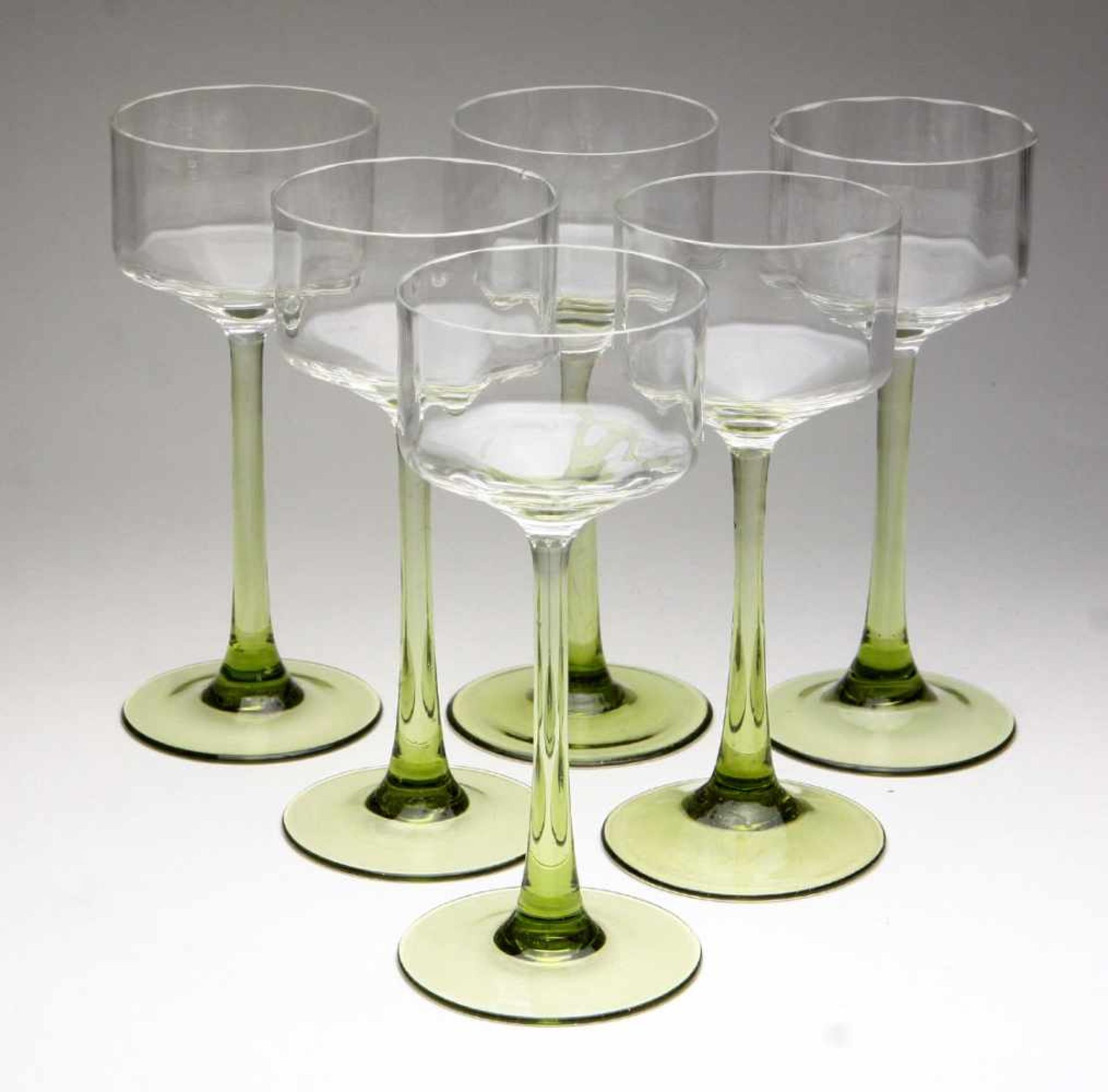 Satz Jugendstil Weinkelche um 1910farbloses u. grünes Glas mundgeblasen, zylindrische optisch