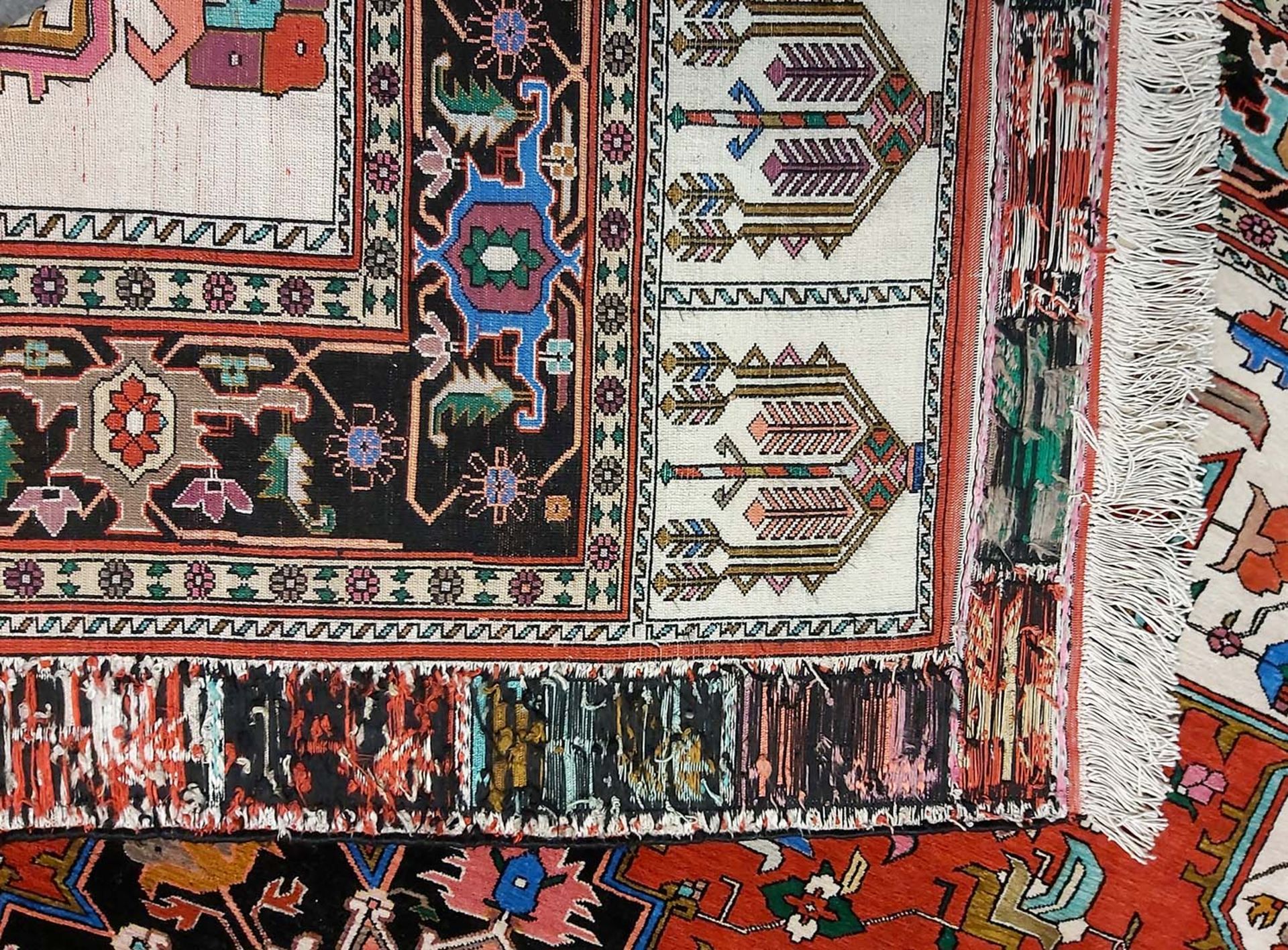 Teppich, handgegnüpftgroße rotes Innenfeld mit stilisierten Floraldekoren, breite geometrische u. - Bild 4 aus 4