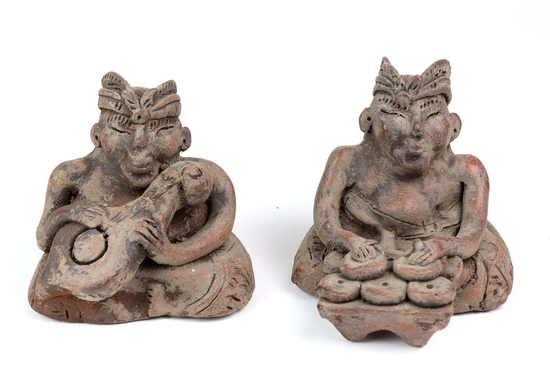 2 asiatische Keramik Figurenrotbrauner handgemodelter Scherben, je sitzend mit Musikinstrument
