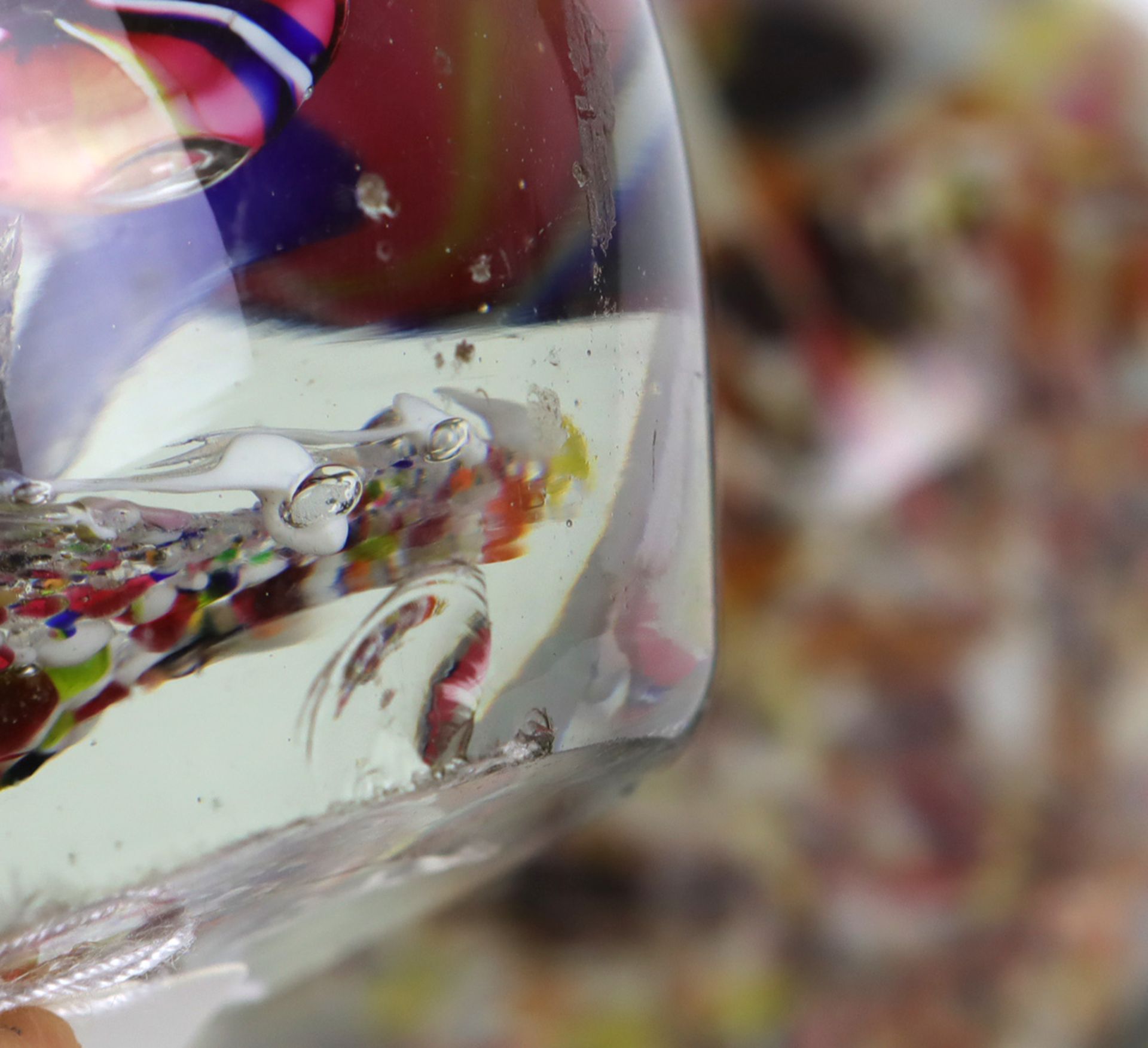 2 Briefbeschwererfarbloses Kristallglas mit geschnittenem Boden, mit gestochenen Luftblasen sowie - Bild 2 aus 2