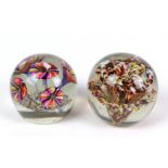 2 Briefbeschwererfarbloses Kristallglas mit geschnittenem Boden, mit gestochenen Luftblasen sowie
