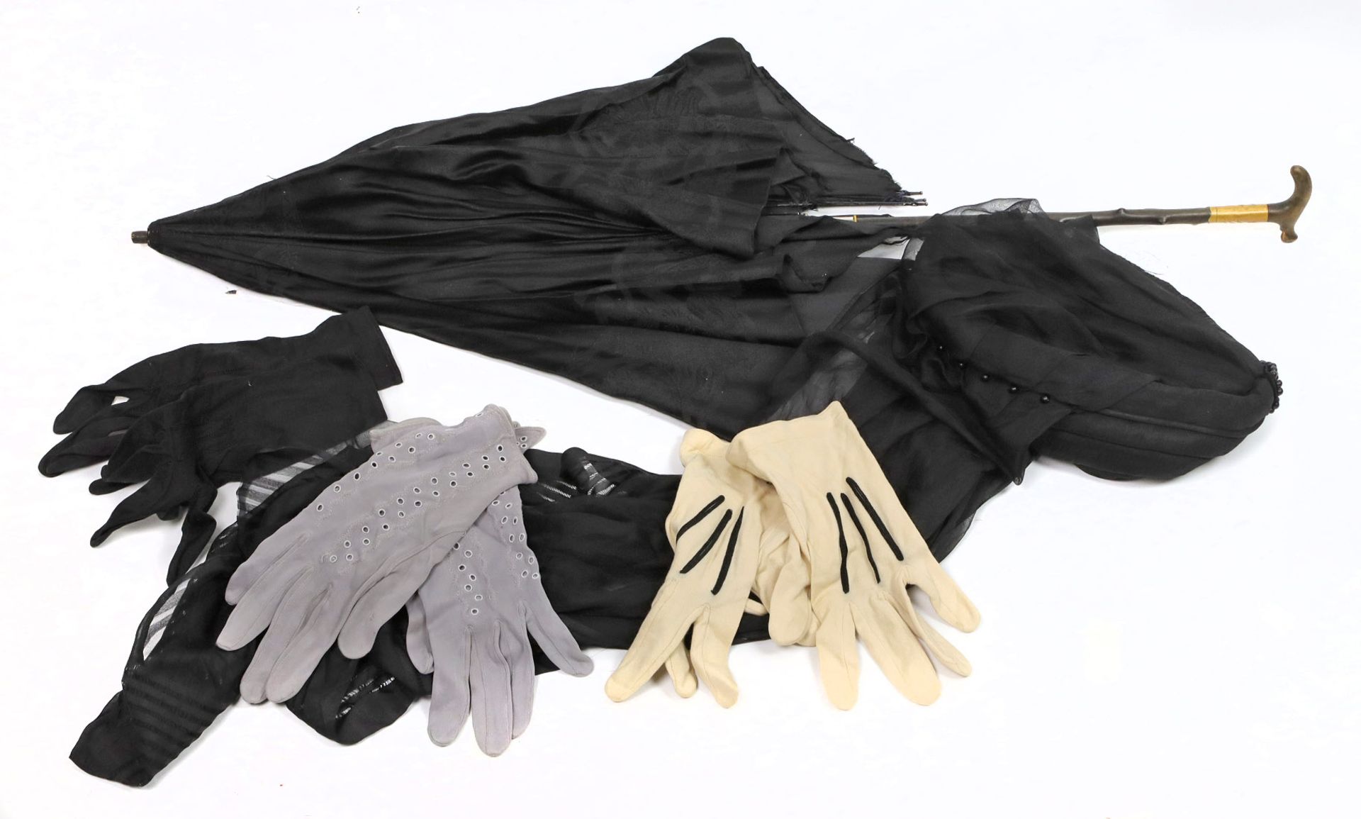 schwarze Damengarderobe um 1930dabei Kleid mit schmal geschnittenem, schulterbedecktem Oberteil, - Image 2 of 2