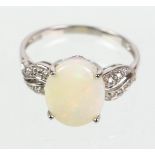Opal Ring mit Billanten - WG 375in Weißgold 375 (9 Karat) gearbeitet u. punziert, Ringkopf mit