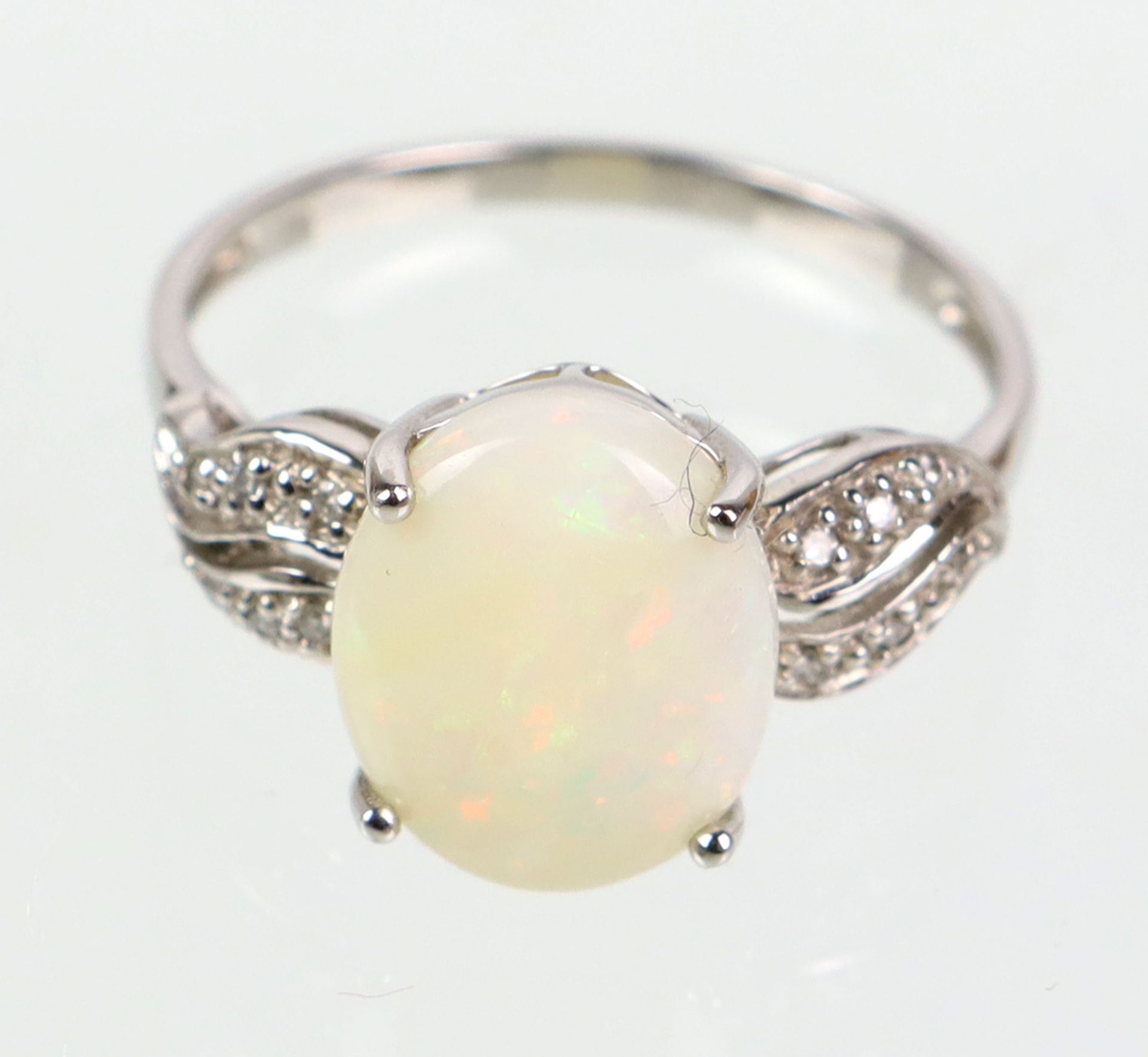 Opal Ring mit Billanten - WG 375in Weißgold 375 (9 Karat) gearbeitet u. punziert, Ringkopf mit