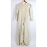 Hochzeitskleid mit Spitze um 1930cremeweiße Kunstseide, schlanke schlichte Form, langes Kleid mit