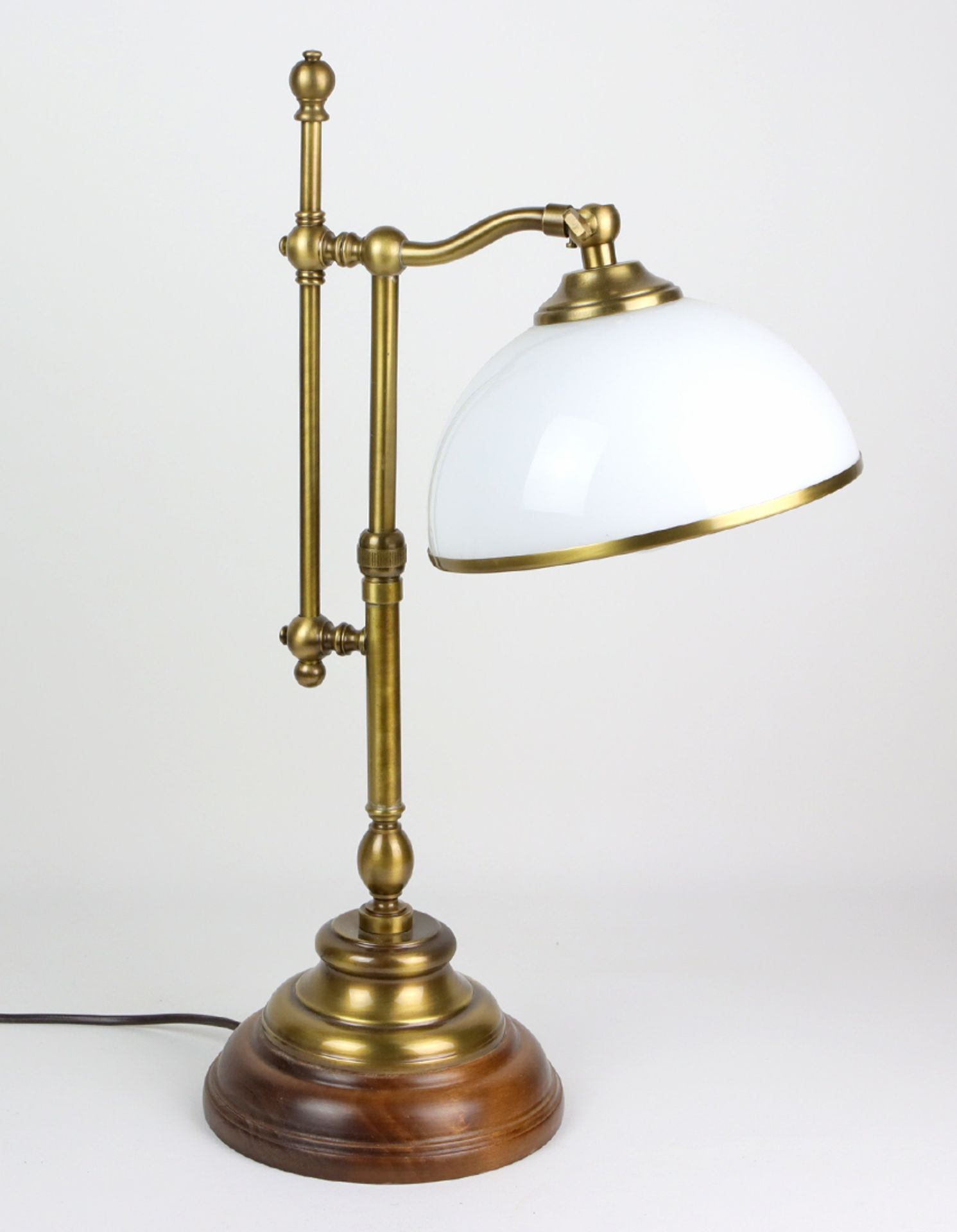 Schreibtischlampehöhenverstellbarer Messingschaft mit schwenkbarem weißopakem Lampenschrim, Ø ca. 21