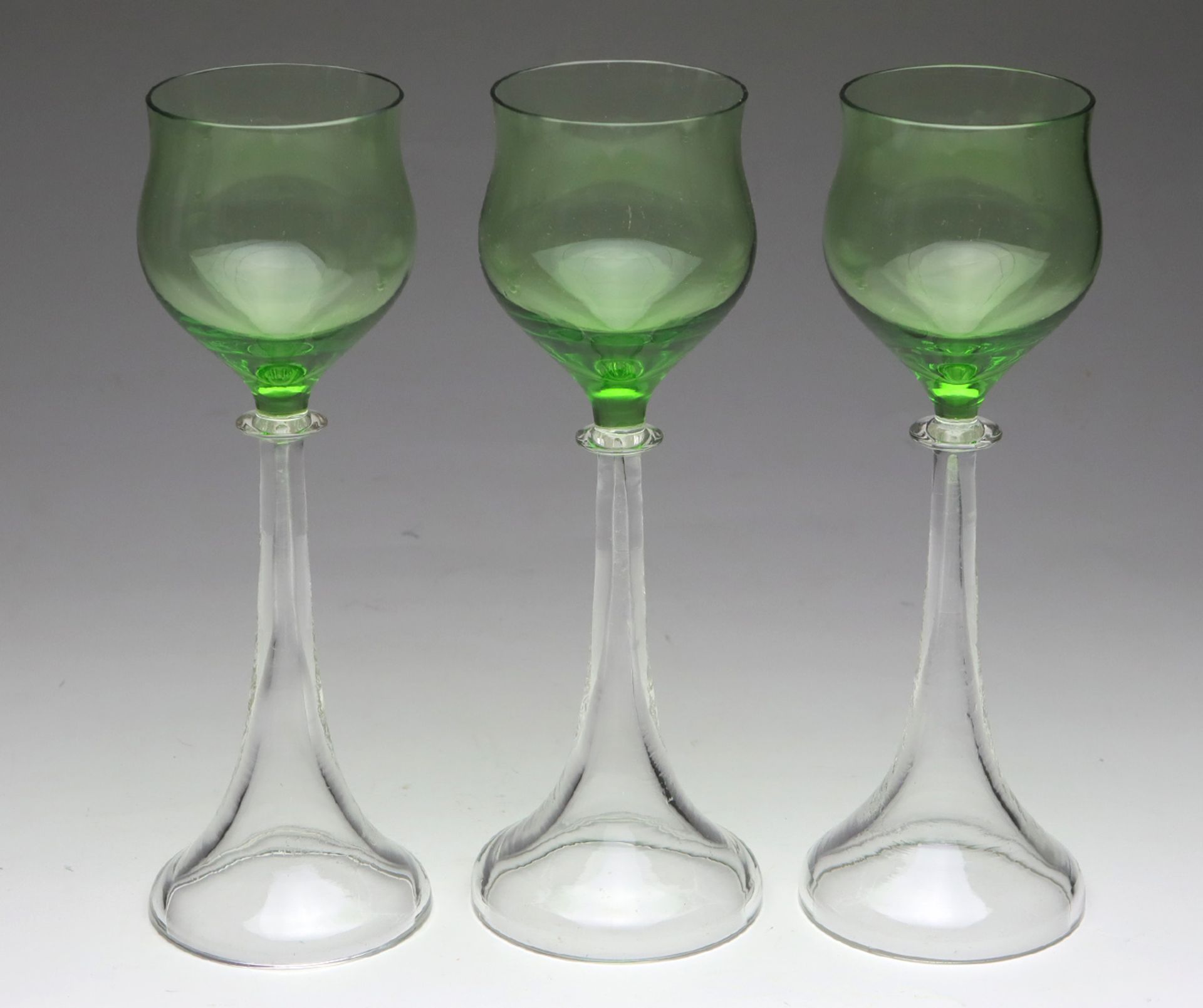 3 Weinkelche Josephinenhüttegrünes u. farbloses Glas mundgeblasen, geschnittene beidseitig