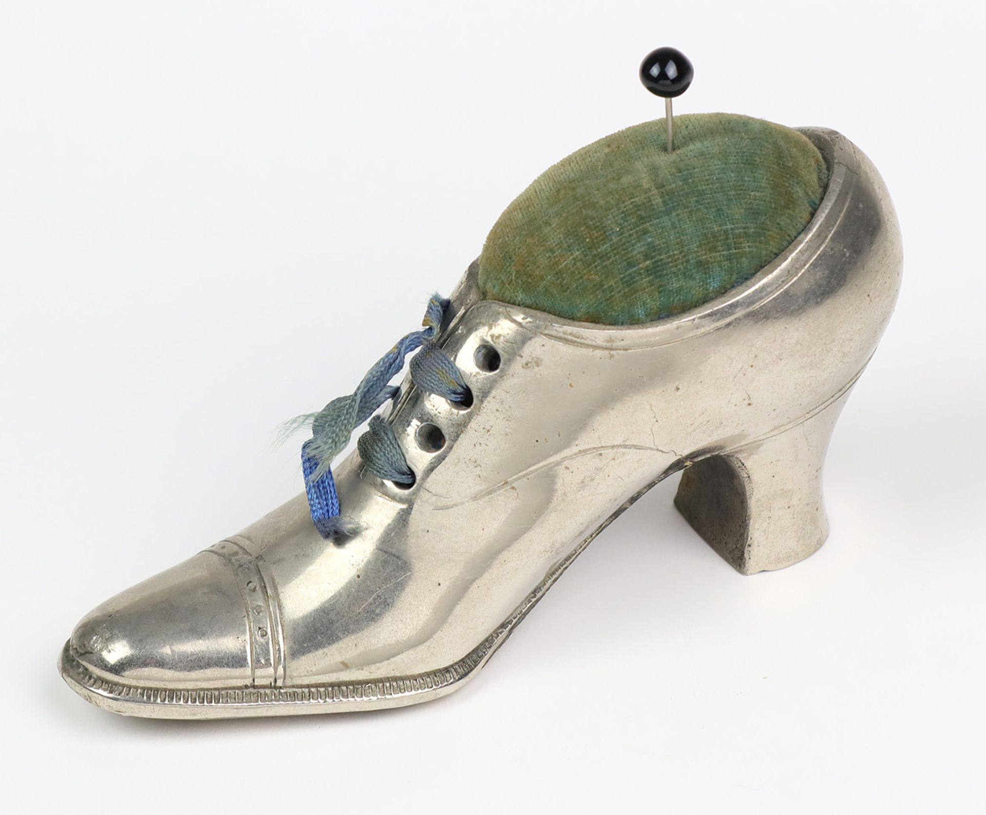 Nadelkissen SchuhMetall verchromt, Nadelkissen in Form eines eleganten damenschuhs gearbeitet14,5