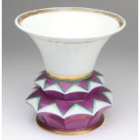 Art Deko Vase 1930er Jahreweiß glasiertes Porzellan mit unterlasurgrüne Manufakturmarke Reinhold