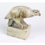 GreifvogelSpeckstein von Hand beschnitzt, Greifvogel auf naturalistischer Plinthe u. geecktem Sockel