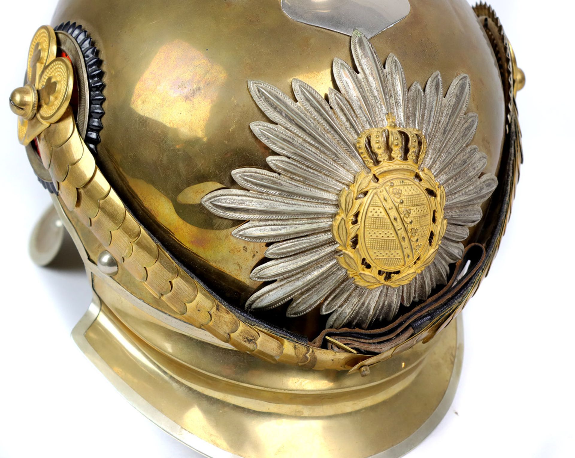 Pickelhaube SachsenMessinghelm mit geschwungenem Nacken- u. gestuftem Augenschirm, diese mit - Image 3 of 8