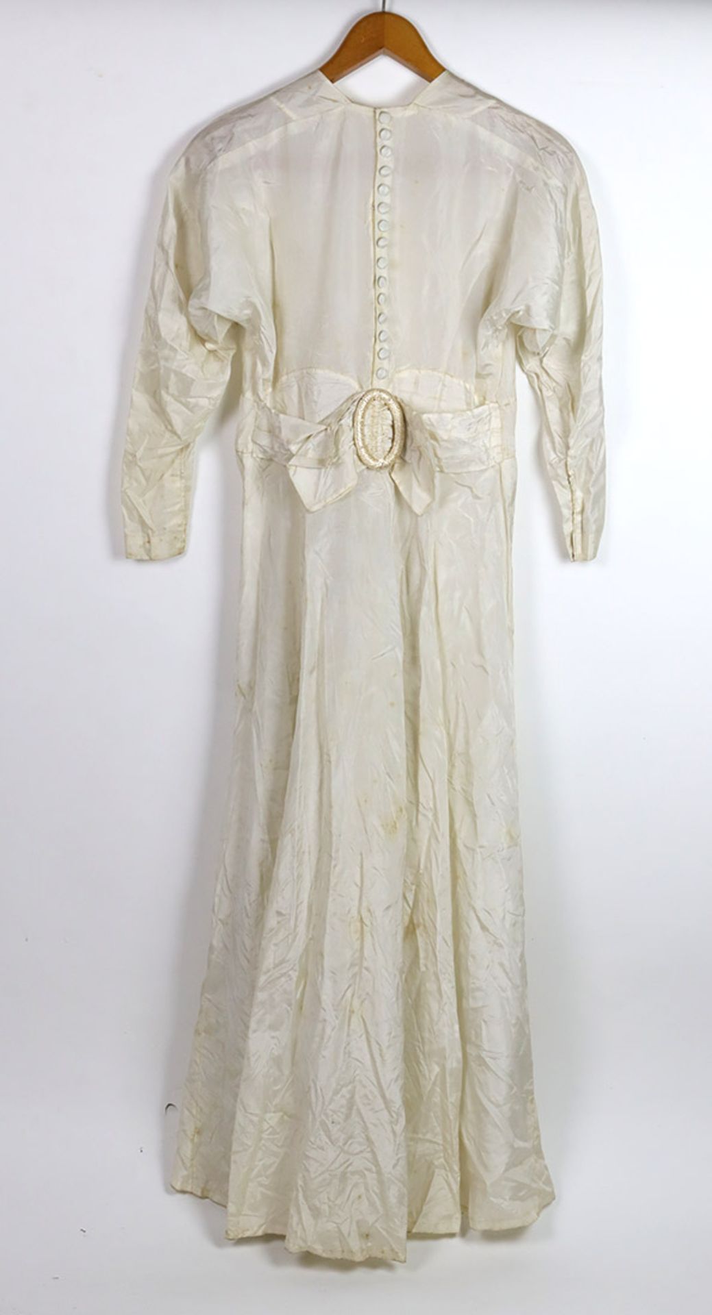Hochzeitskleid mit Spitze um 1930cremeweiße Kunstseide, schlanke schlichte Form, langes Kleid mit - Bild 3 aus 3
