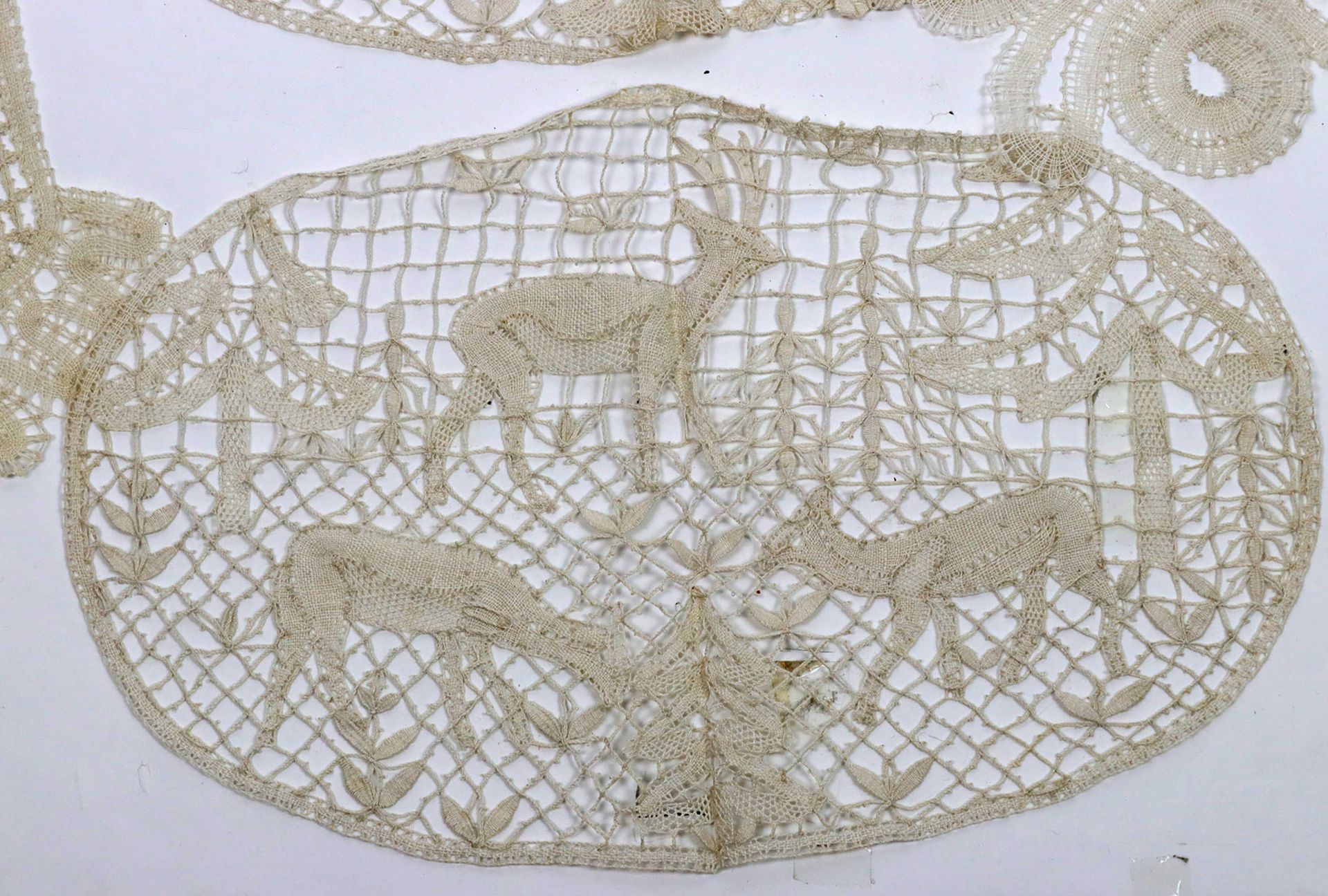 Posten Klöppelspitzenhelles Gran, dabei 2 ovale Deckchen mit jagdlichen Motiven, Rehe im Wald - Bild 3 aus 3