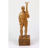 geschnitzter Pokal Satzung 1956Lindenholz von Hand beschnitzt, Skifahrer mit Ski in der einen hand