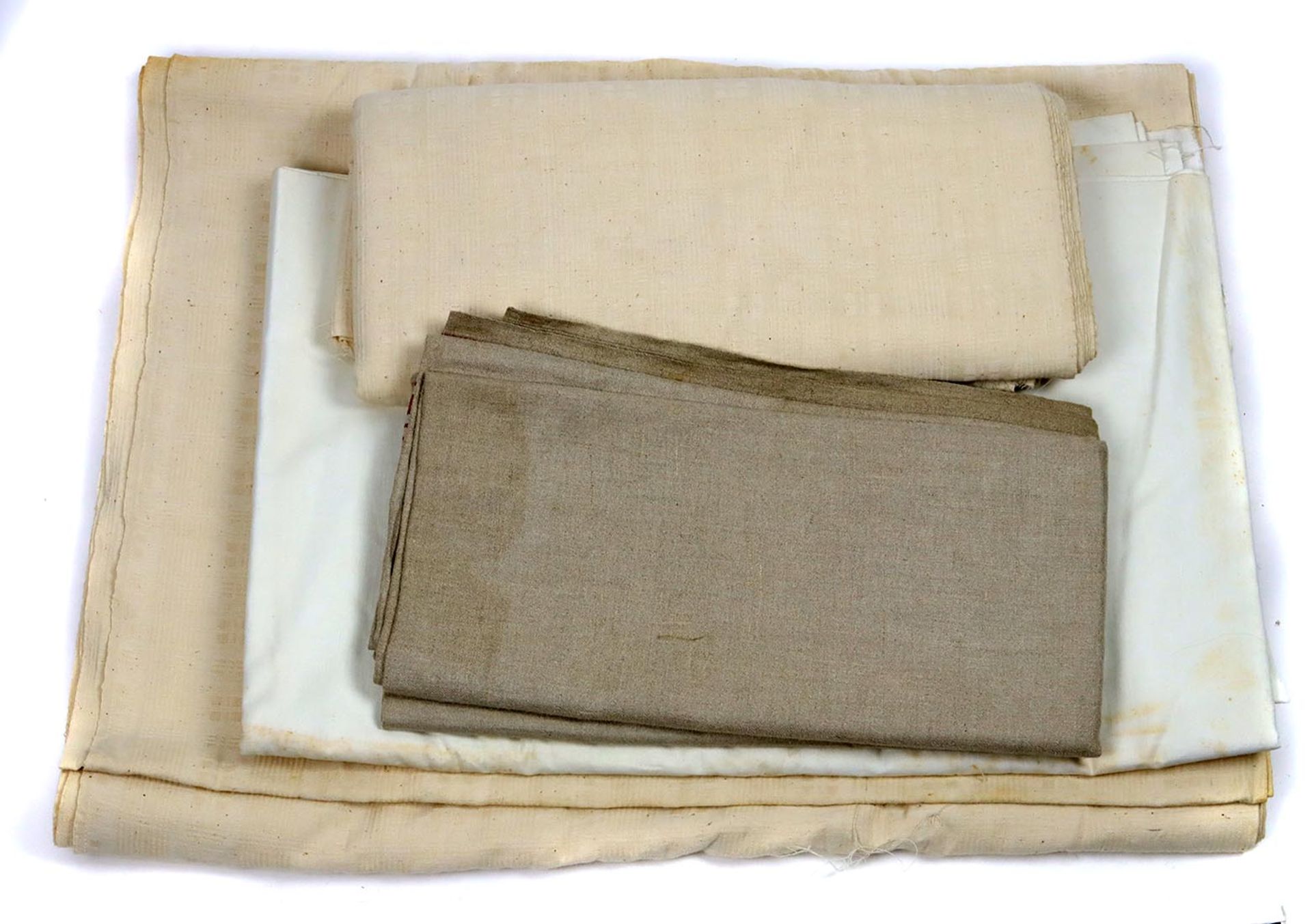 2 Rolltücher und ungesäumtes Leinennaturfarbenes Leinen mit versch. rot /weißen Randstreifen, ca. 90