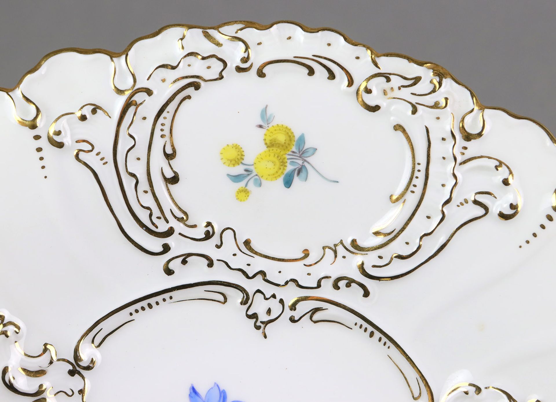 Meissen Prunkteller *Blume 2*Porzellan mit unterglasurblauer Schwertermarke der - Bild 2 aus 3
