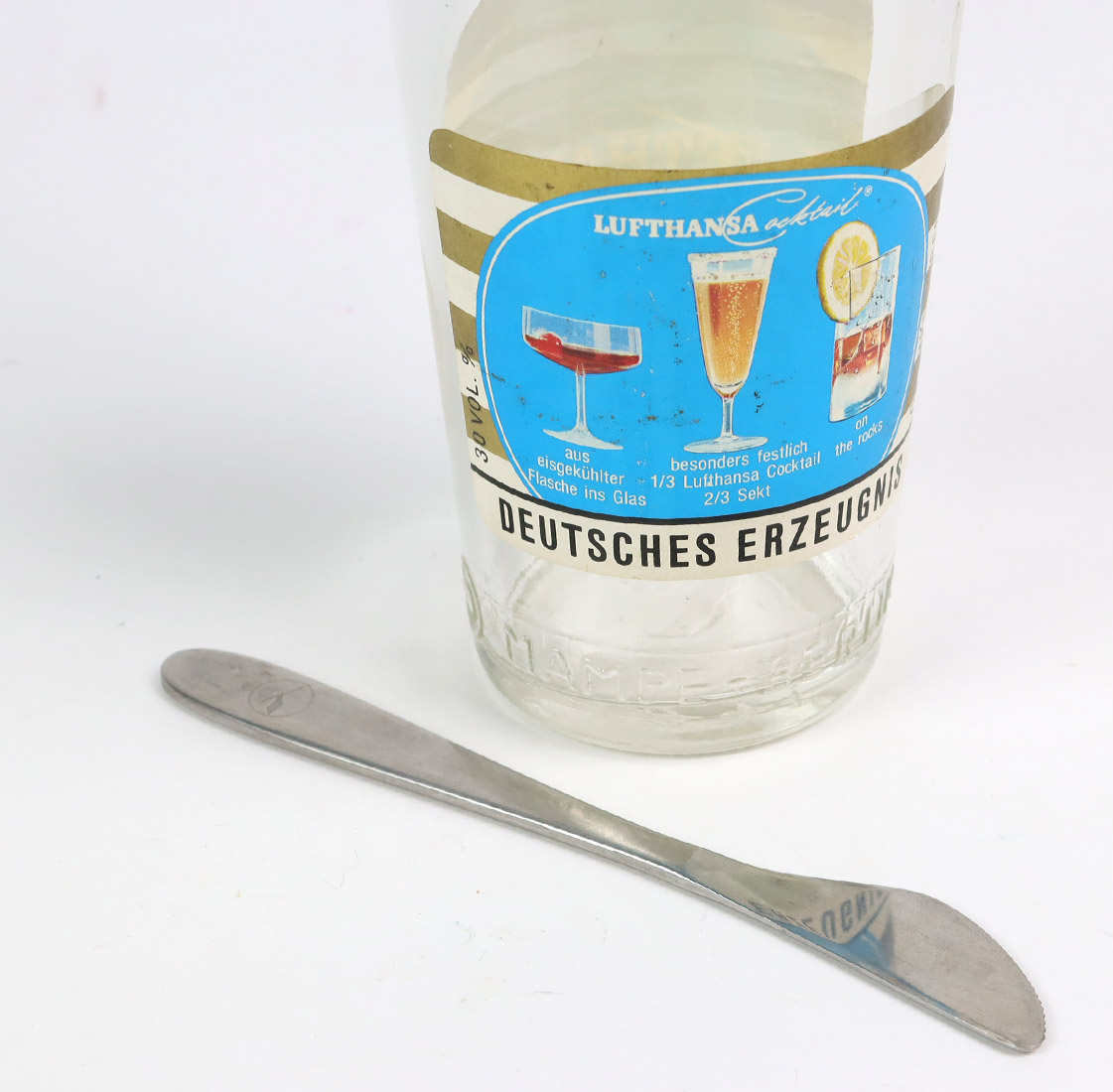 Lufthansa Cocktail und Messerkonische Klarglasflasche in Form eines Cocktailshakers mit Kunststoff - Image 2 of 2