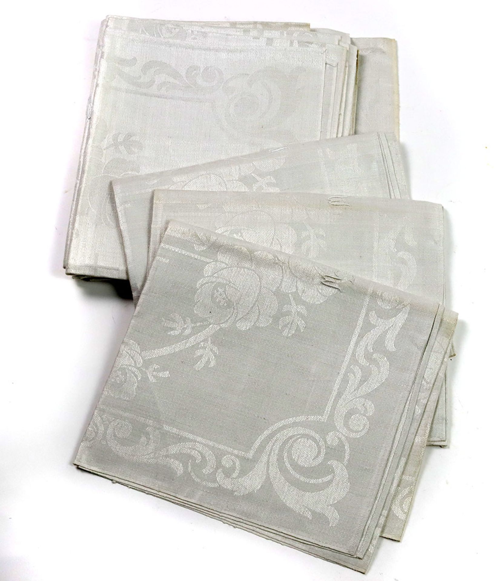 Satz Leinen Handtücherhelles Leinen mit eingewebtem stilisiertem Rosenmustern, mittig große