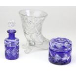 3 Kristallteilefarbloses Kristallglas mundgeblasen u. von Hand beschliffen, dabei Vase in Hornform