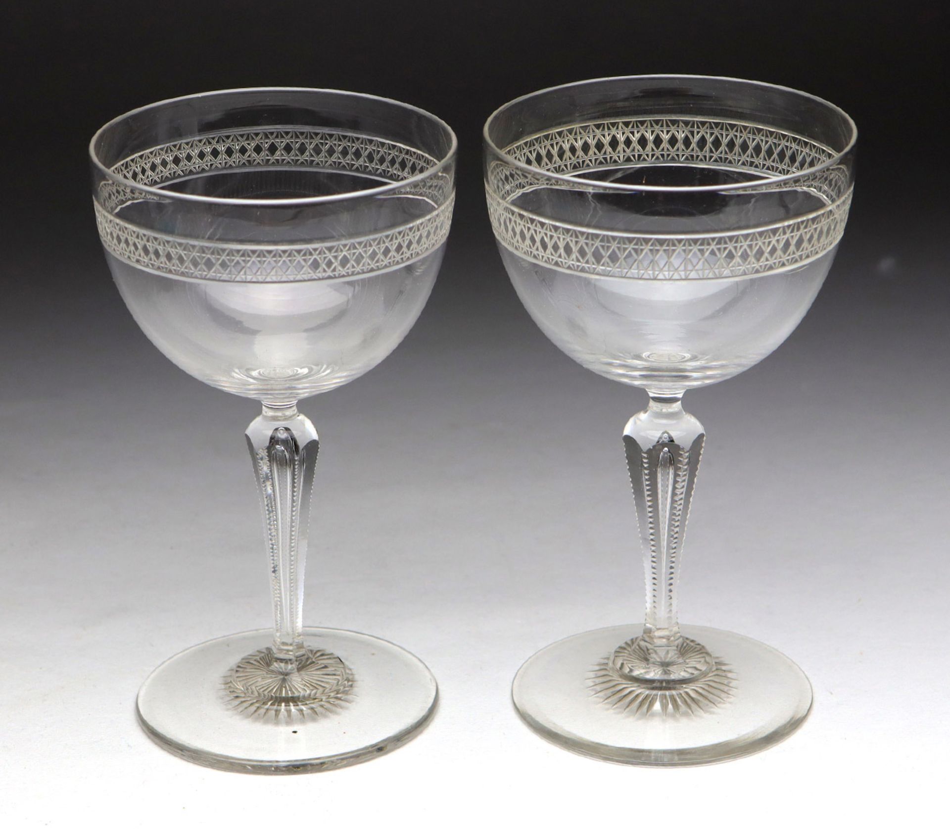 beschliffenes Kelchpaar 1920er Jahrefarbloses Glas mundgeblasen, bauchige Kuppa mit umlaufendem