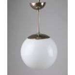 Bauhaus Deckenlampe 1930er Jahreweißopaker Kugelglasschirm von ca. 20 cm Ø, an verchromter Halterung