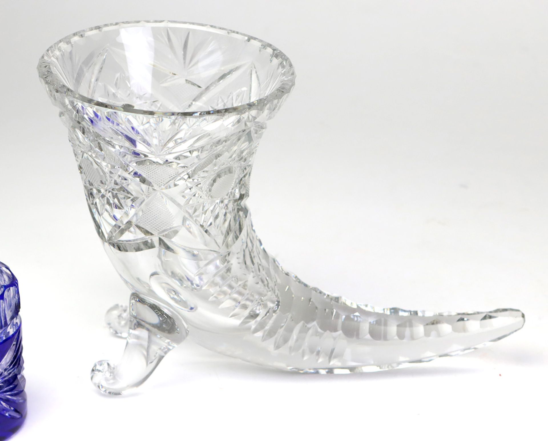 3 Kristallteilefarbloses Kristallglas mundgeblasen u. von Hand beschliffen, dabei Vase in Hornform - Bild 2 aus 2