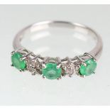 Smaragd Ring mit Brillanten - WG 585in Weißggold 585 (14 Karat) gearbeitet u. punziert, Ringkopf mit
