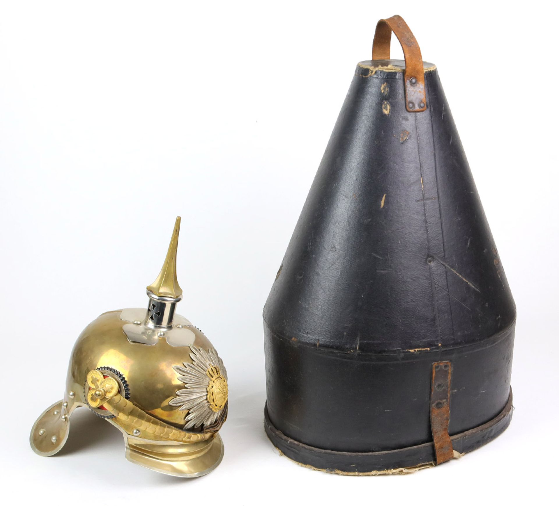 Pickelhaube SachsenMessinghelm mit geschwungenem Nacken- u. gestuftem Augenschirm, diese mit