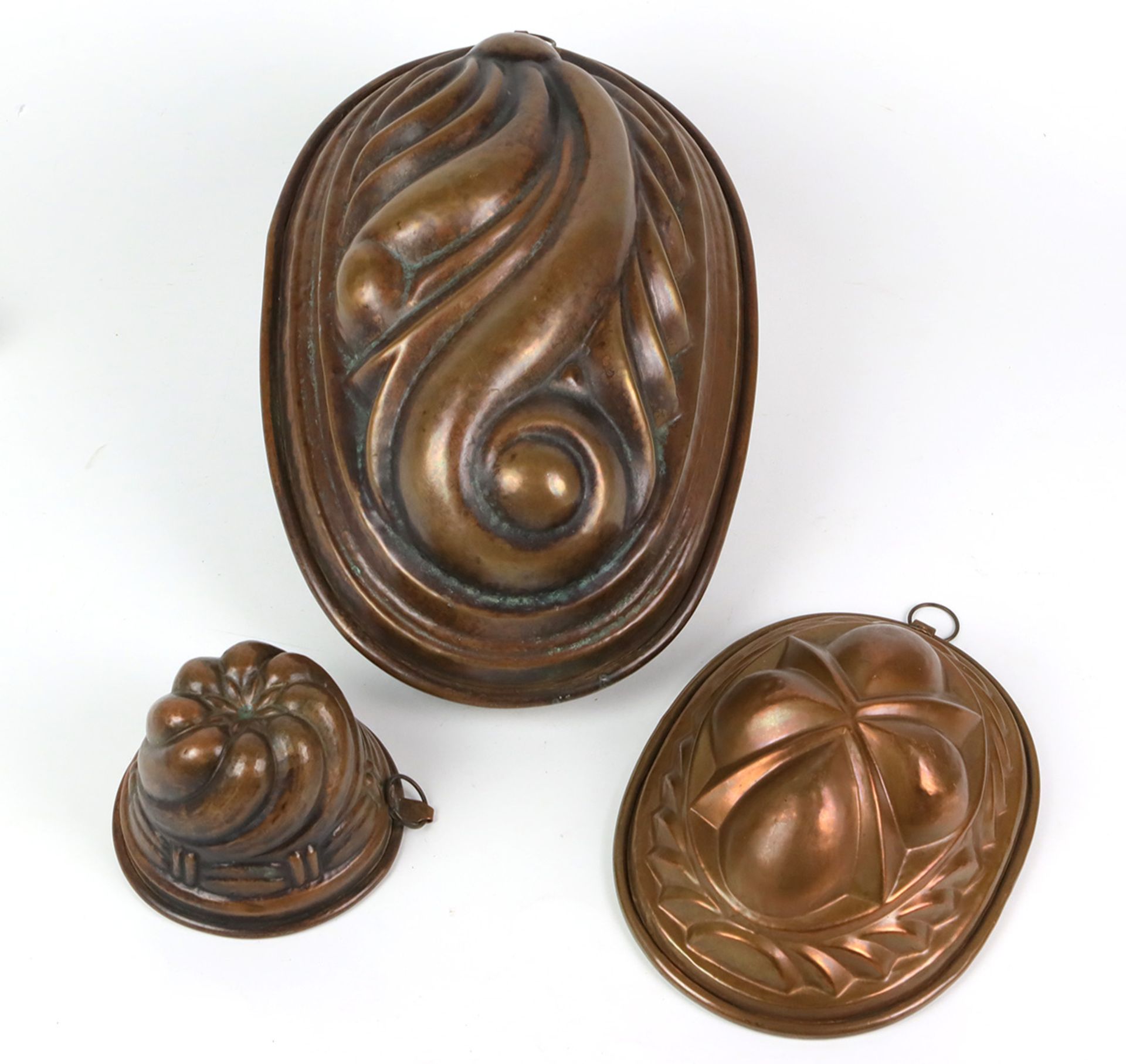 3 Backformen um 1900Kupfer innen verzinnt, dabei eine Miniatur Gugelhupf Form, Ø ca. 10,5 cm sowie 2