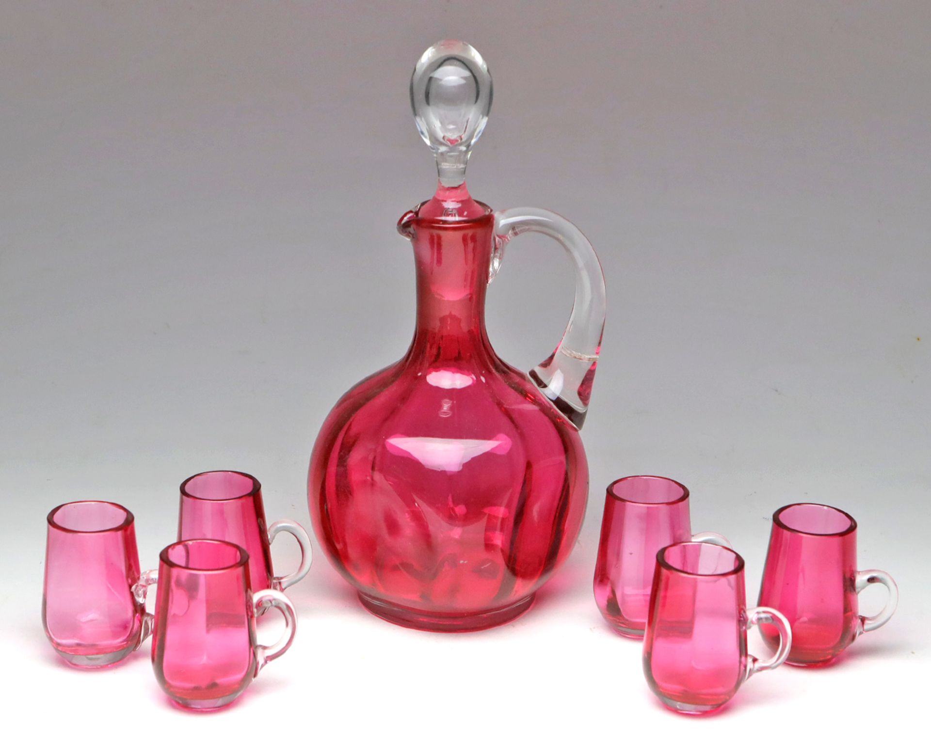 Karaffe mit Gläsersatz um 1860farbloses, innen erdbeerrot überfangenes Glas mundgeblasen u.