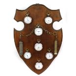 kleine Taschenuhren Sammlungmit Uhrenkette u. 2 Chatelaines auf wappenförmigem Holzbrett montiert, 7