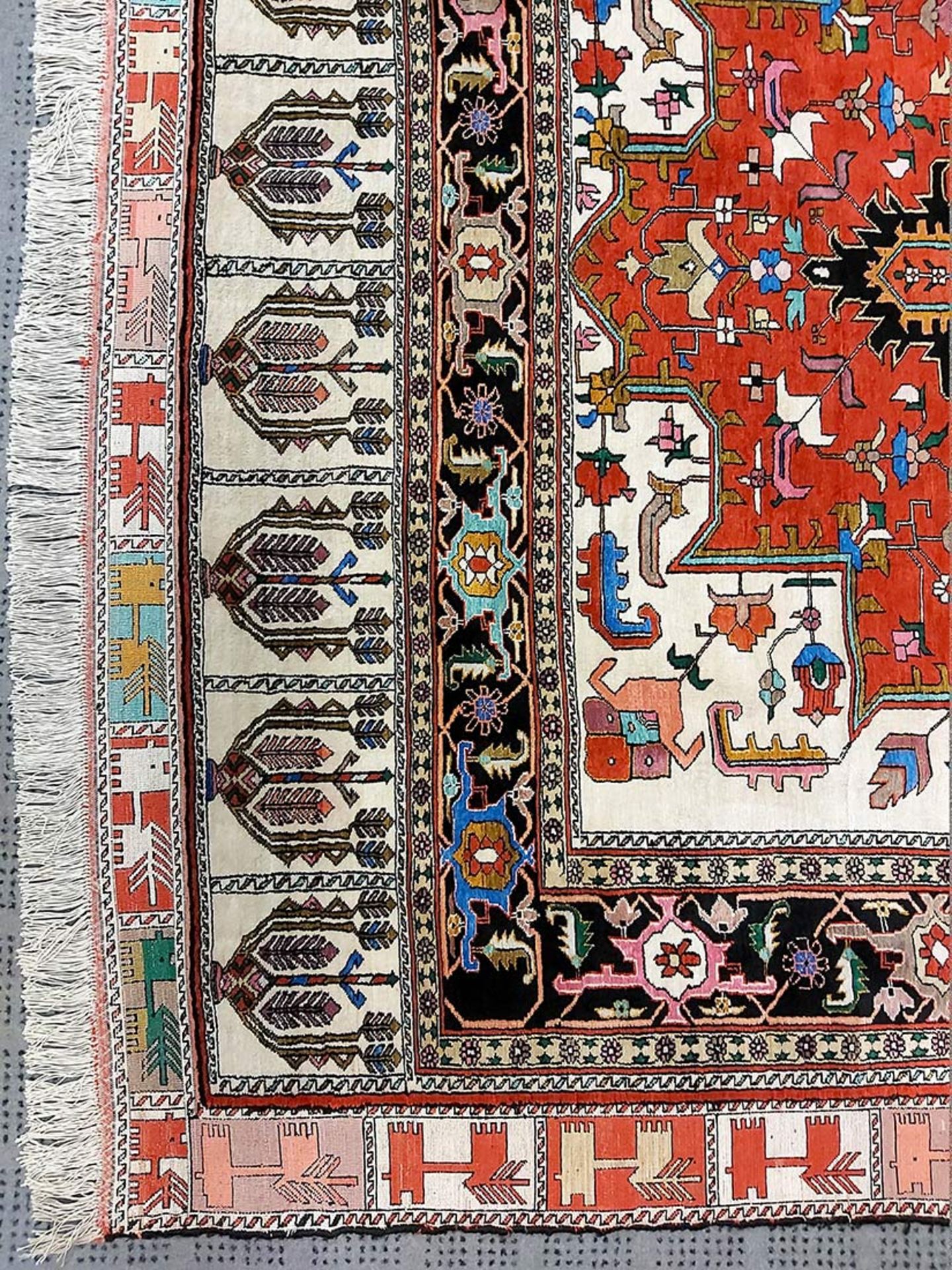 Teppich, handgegnüpftgroße rotes Innenfeld mit stilisierten Floraldekoren, breite geometrische u. - Bild 2 aus 4