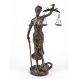 JustiziaBronzeguß, Darstellung der Justizia mit ihren Attributen auf halbkugelförmiger Plinthe mit