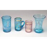 4 Gläser um 1900/20dabei Blauglas in zylindrischer Becher- u. Trichterform, 2 mit figürlicher