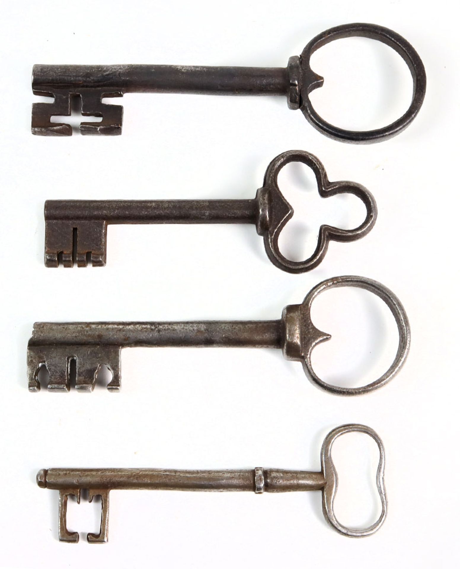 4 Barock SchlüsselEisen, Posten von 4 Schlüssel in verschiedenen Ausführungen, L ca. 11 bis 13 cm