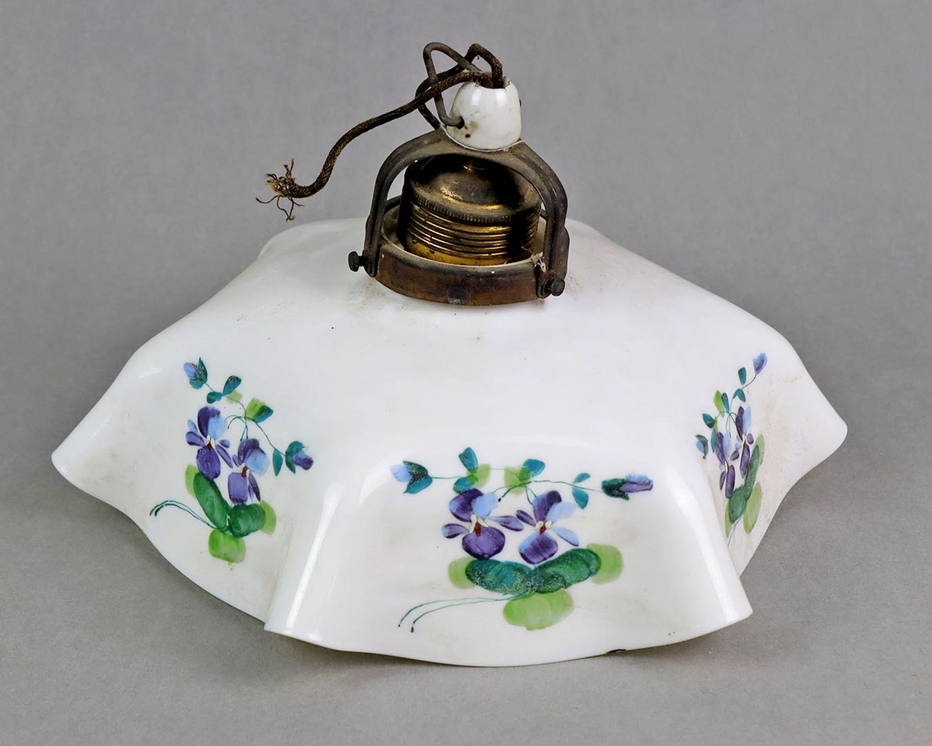 Jugendstil Deckenlampe um 1910weiß opaker Faltenglas Lampenschirm mit Jugendstil Blüten handmalerei,
