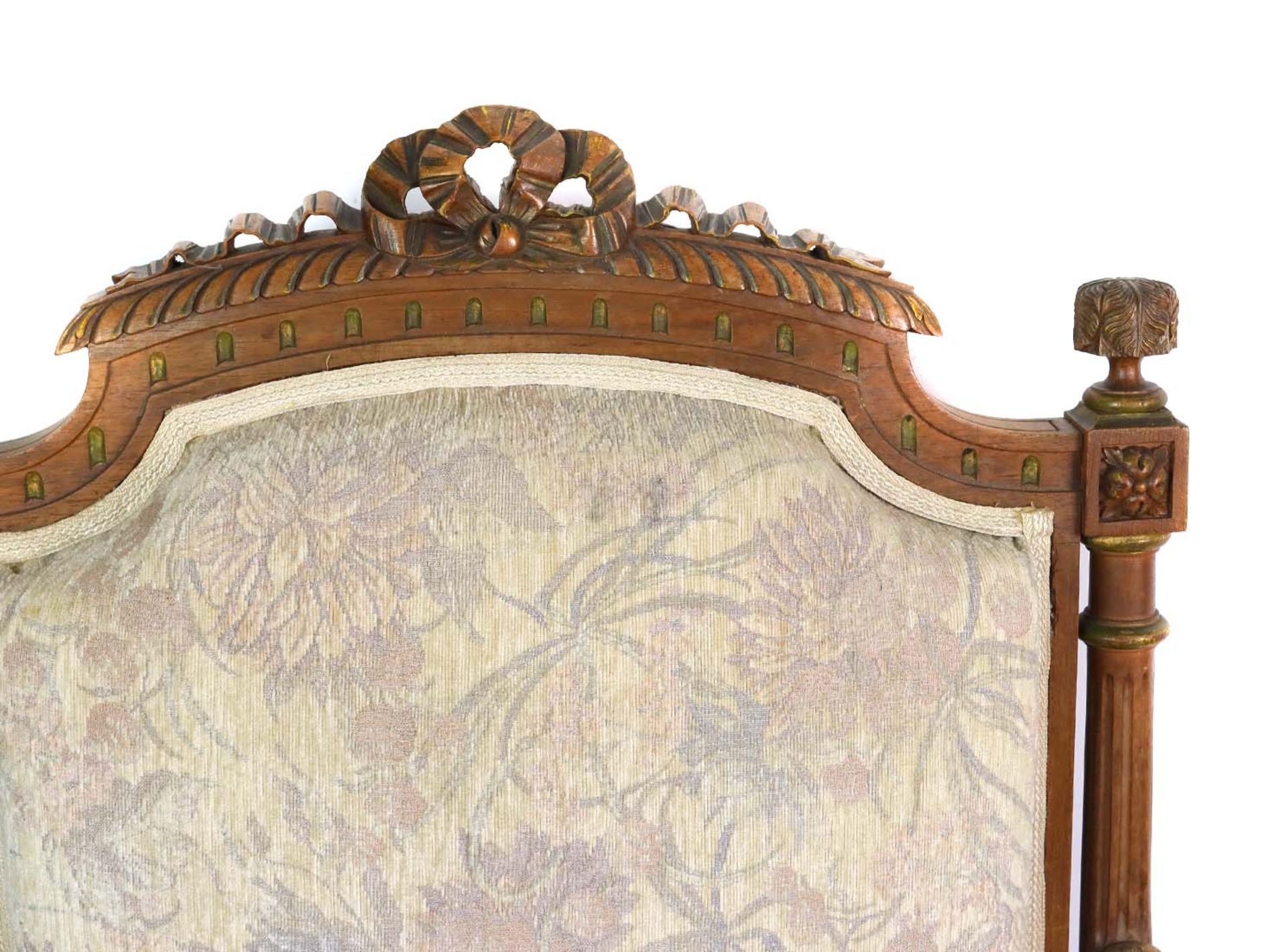 Paar Armlehnsessel um 1880nußbaumfarbiges Holz, dick gepolsterte geschwungene Sitzfläche, ebenso die - Bild 2 aus 3