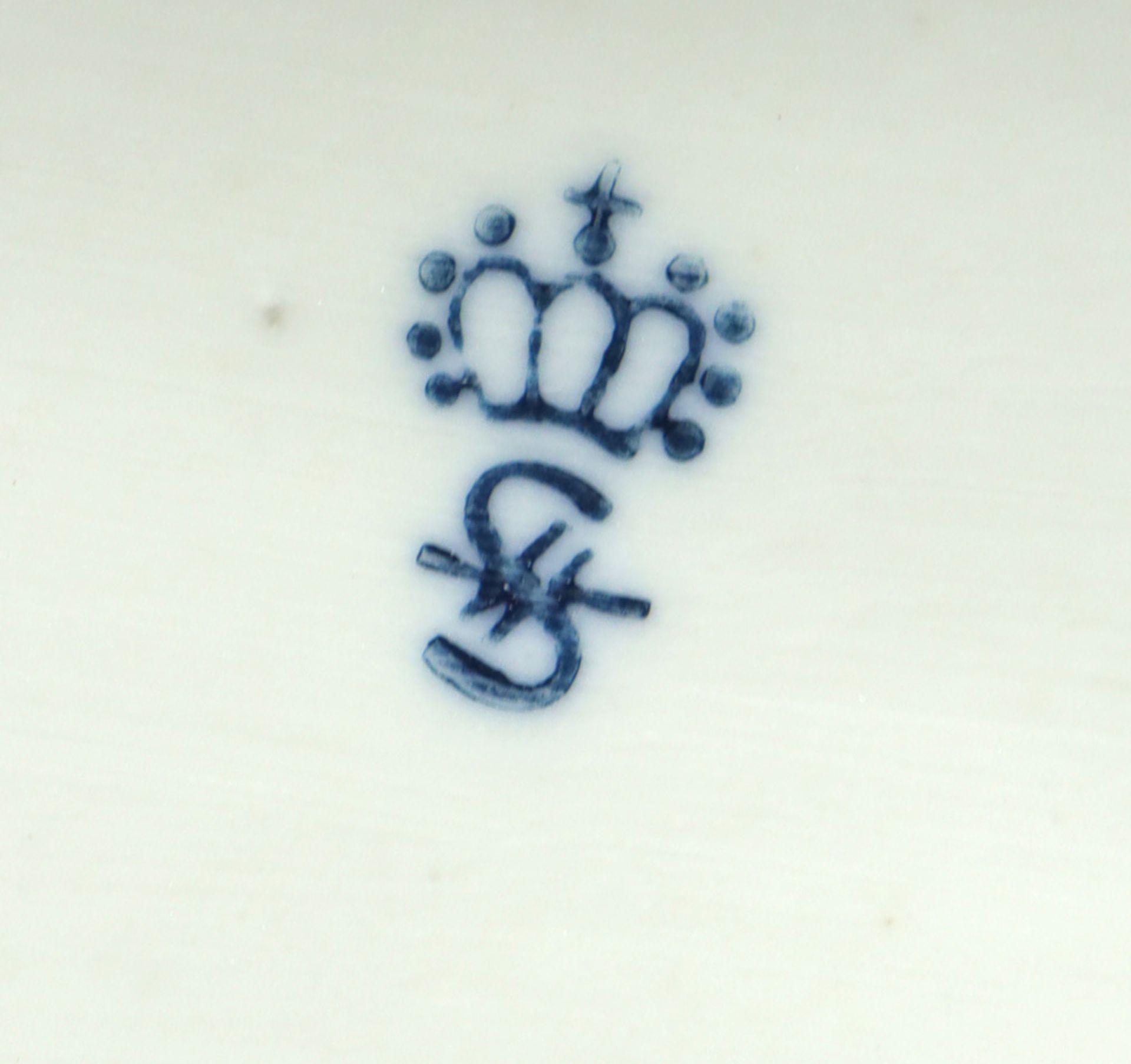 Schäferstündchenweiß glasiertes Porzellan mit unterglasurblauer Manufakturmarke Sitzendorfer - Image 3 of 3