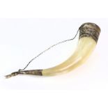 Trinkhornhellblondes, natürlich gebogenes Horn mit Metallrand u. -halterung, L ca. 27 cm,