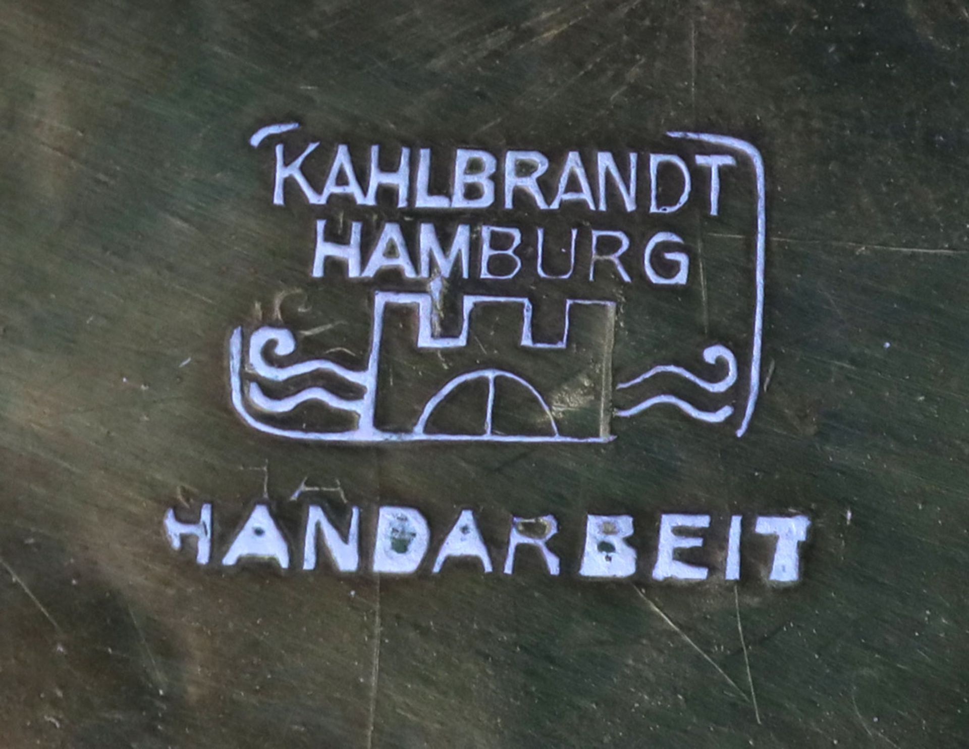 2 handgetriebene Messingteileje gemarkt Albert Kahlbrandt (*1878 Hamburg †1961 ebenda), war - Bild 2 aus 2