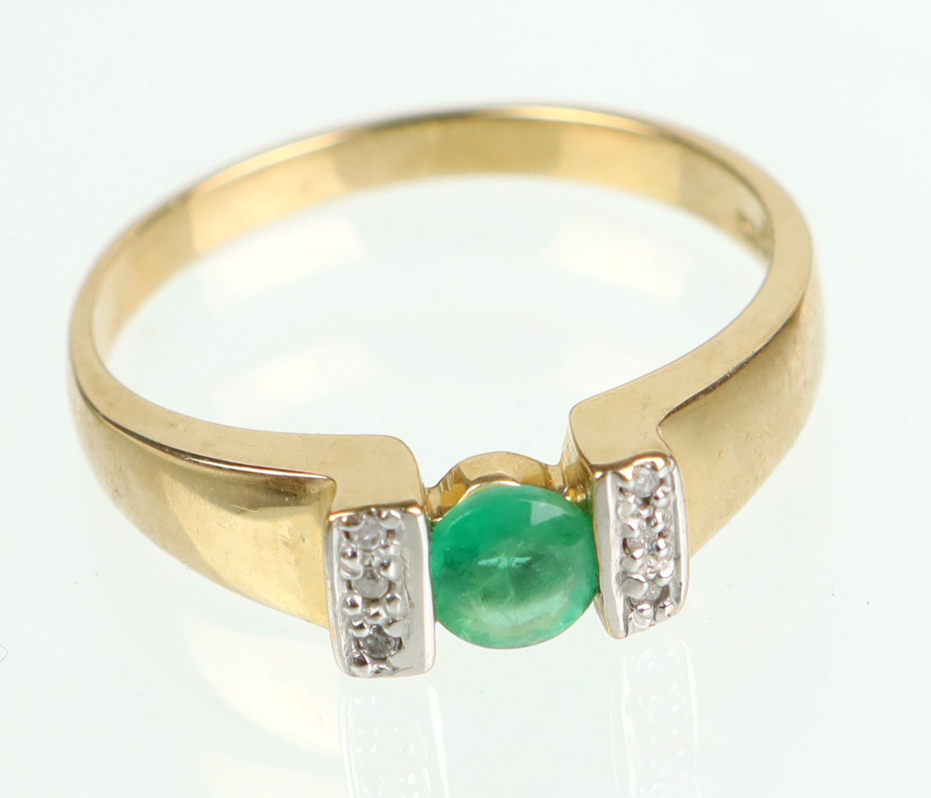Smaragd Ring mit Brillanten - GG 375in Gelbgold 375 (9 Karat) gearbeitet u. punziert, leicht